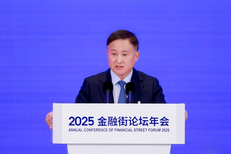 中国重申严打 就在美国市场为加密创新欢呼雀跃之际:中国人民银行行长潘功胜在北京金融街论坛年会上的讲话,却为国内的加密市场浇下了一盆冷水。他的发言清晰地传达了一个讯息:中国对加密货币的严格监管政策不仅没有松动,反而将继续坚持 潘功胜重申:自2017年以来为应对虚拟货币风险而出台的各项政策措施“至今仍具效力”。他强调,人民银行将继续联手执法部门,“严厉打击境内虚拟货币经营与炒作行为”,以维护国家的经济金融秩序 此次讲话中:稳定币(Stablecoins)成为被特别点名的对象。潘功胜指出,尽管与法币挂钩的稳定币不断涌现,但它们“整体仍处于发展早期”,并且无法满足客户身份识别(KYC)和反洗钱(AML)等基本的金融监管要求。他表示担忧,这些稳定币的匿名性可能加剧全球金融监管的漏洞,助长“投机市场氛围”,增加全球金融系统的脆弱性,甚至“侵蚀一些欠发达经济体的货币主权”