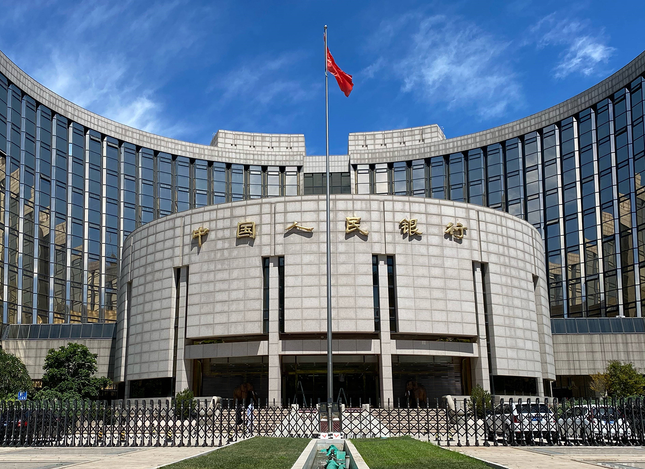 央行重拳出击虚拟货币炒作:维护金融秩序与防范系统性风险 2025年10月27日:中国人民银行行长潘功胜在2025金融街论坛年会上明确表示,央行将会同执法部门继续打击境内虚拟货币的经营和炒作,维护经济金融秩序,并密切跟踪、动态评估境外稳定币的发展。这一表态再次释放出中国对虚拟货币监管的强信号,凸显了防范金融风险与维护货币主权的政策决心