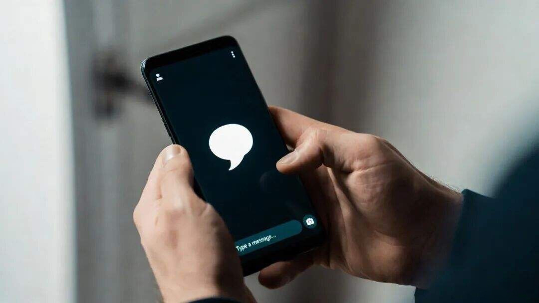 质疑微信,理解微信,成为微信。酝酿近四年后,马斯克版“微信”终于迎来实质性进展。4月17日,马斯克X旗下独立加密聊天应用XChat将正式上线,目前已开放苹果App Store预约。不同于国内微信的全场景整合,现阶段的XChat更偏向加密通讯工具,但马斯克的长远蓝图早已瞄准了“一个App解决一切”的微信模式