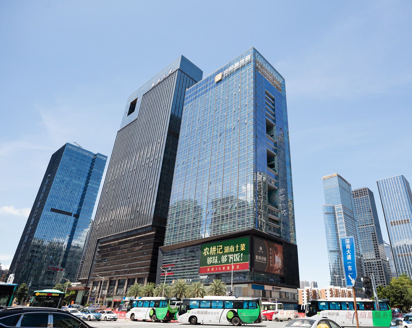 风水宝地 兆邦基金融大厦坐拥福田 CBD 中轴旺地:地铁暗水旺财:道路通达聚客源:楼宇方正:金水相生:圈层商务氛围浓厚:是大湾区核心城区难得的外向型商务宝地 格局优势在于客源广:信息流强:利于扩张与商务合作:若配合合理室内布局:可做到纳财守运:事业稳步向上